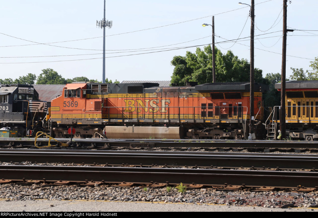 BNSF 5369 in NS Pomona Yard